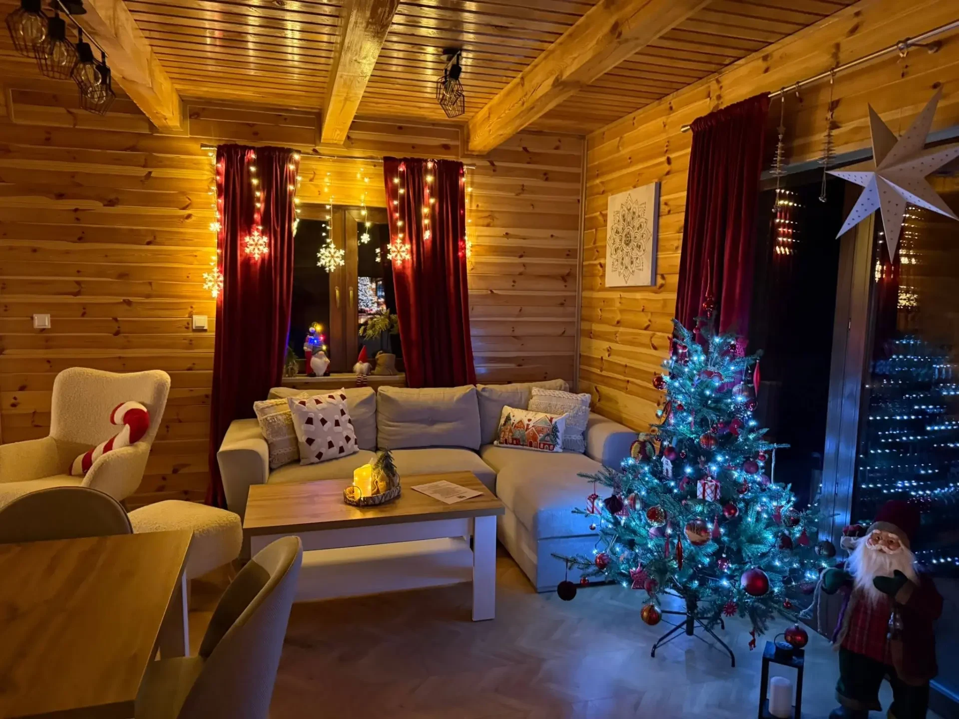 Świątecznie udekorowany salon z choinką