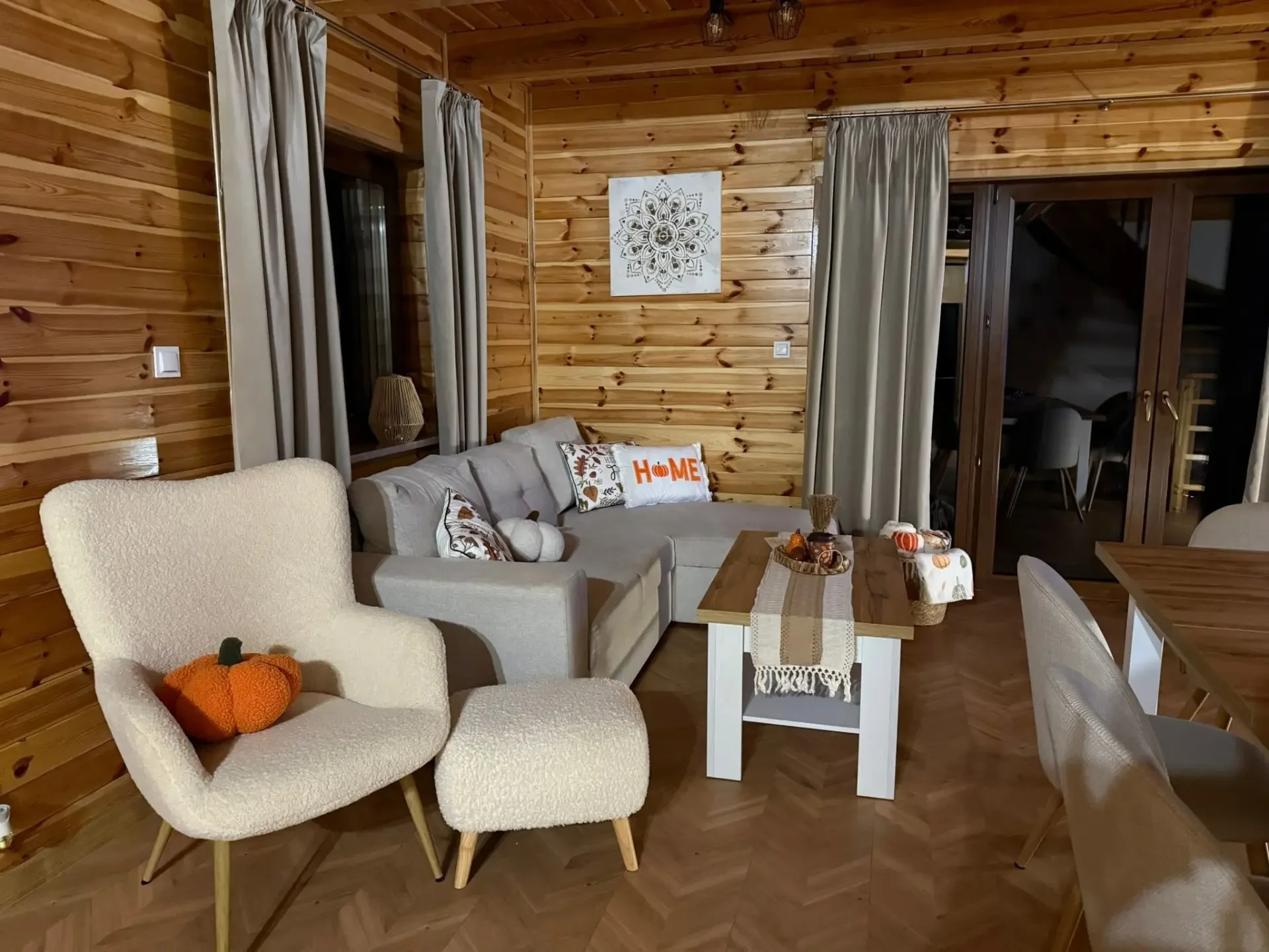 Przytulny salon z sofą i fotelami