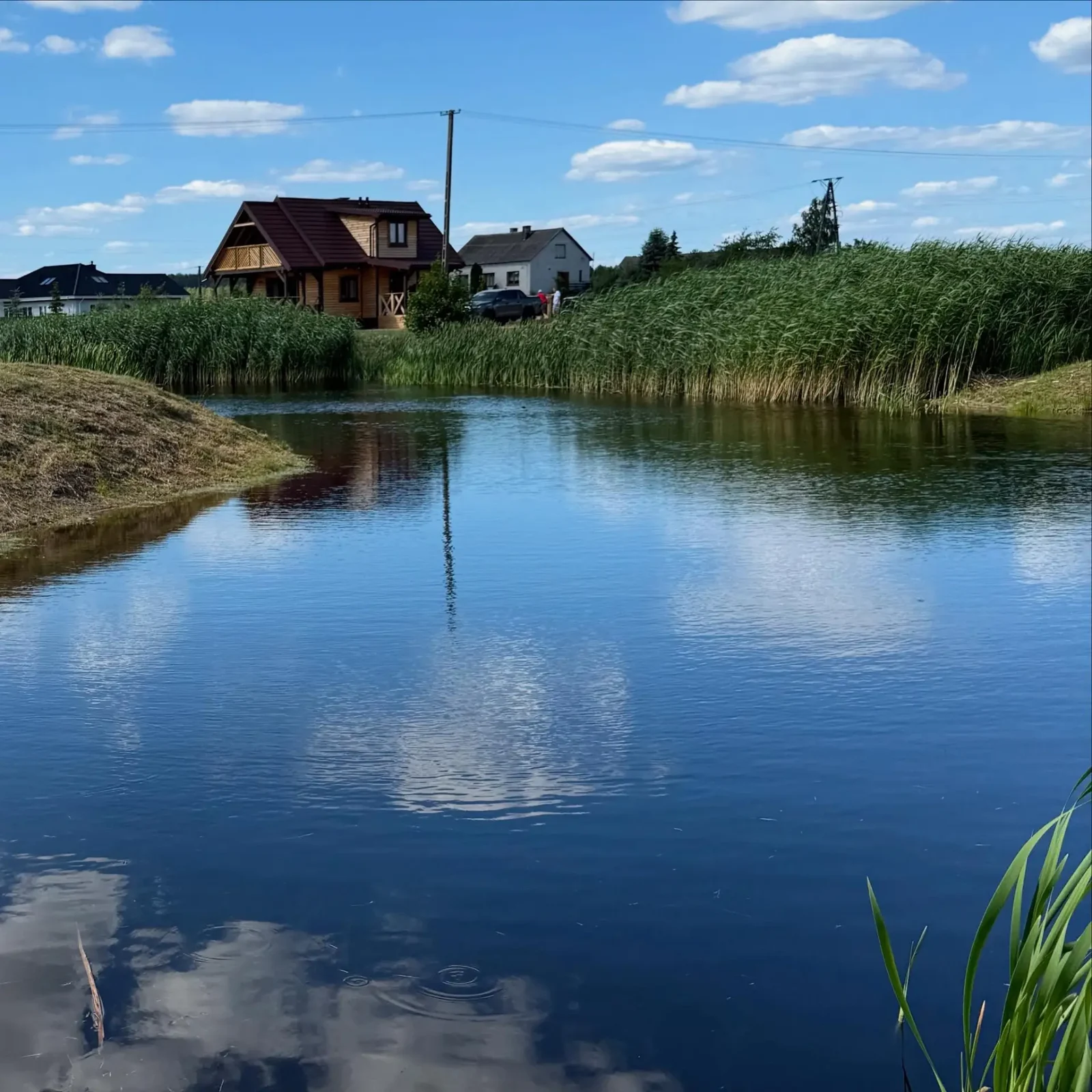 Staw i domek widziane od strony wody